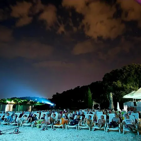 Mon Cheri-located In A Quiet Neighbourhood Near Beaches Free Parking *
