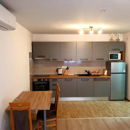 Mon Cheri-located In A Quiet Neighbourhood Near Beaches Free Parking *